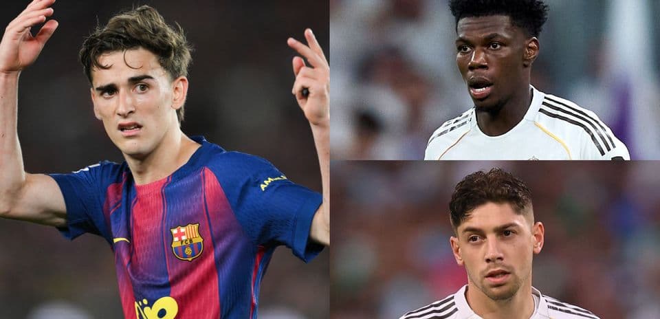 Trois joueurs de football en action sur le terrain