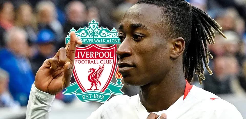 Joueur célébrant avec le logo de Liverpool en arrière-plan