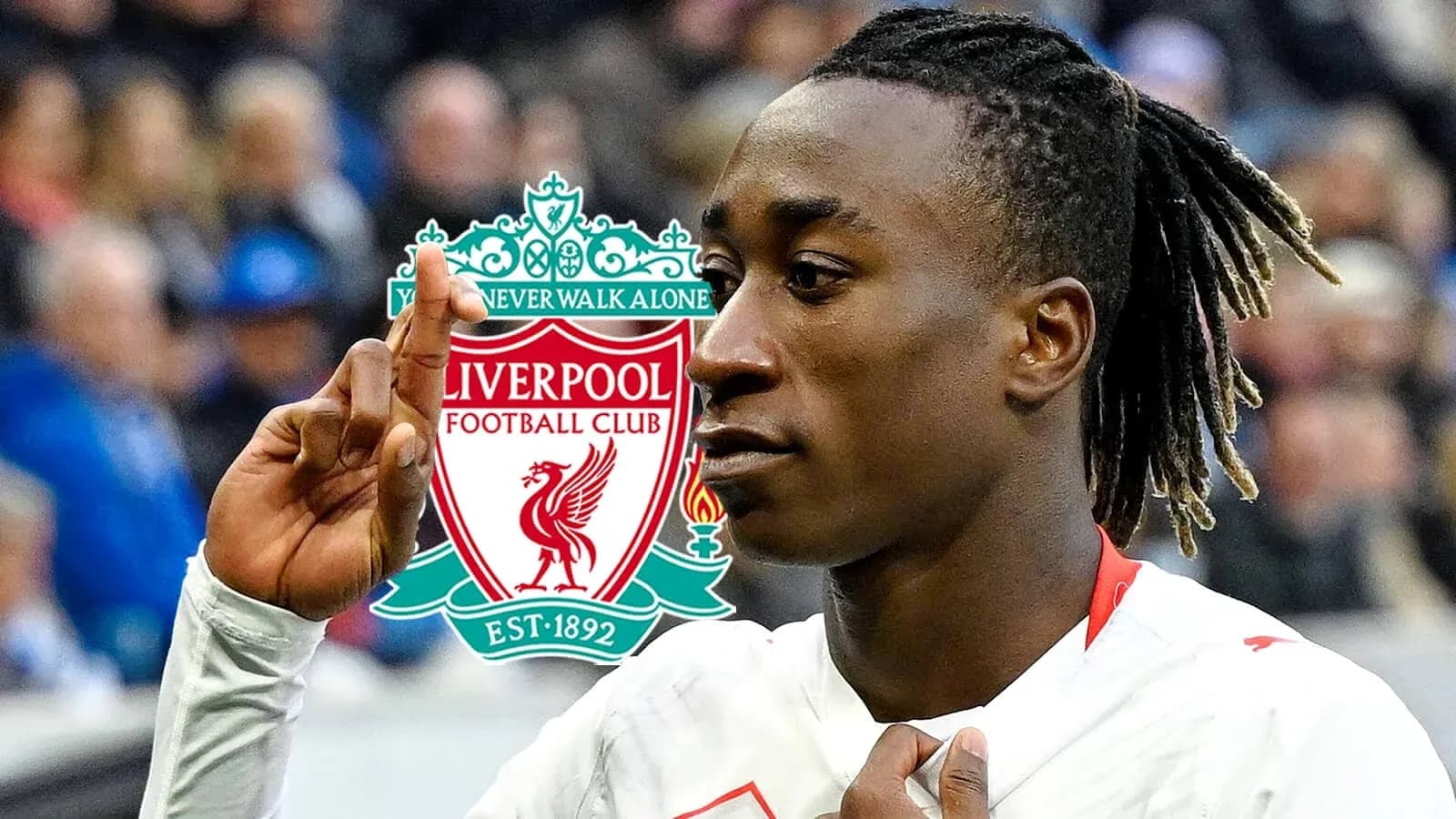 Joueur célébrant avec le logo de Liverpool en arrière-plan