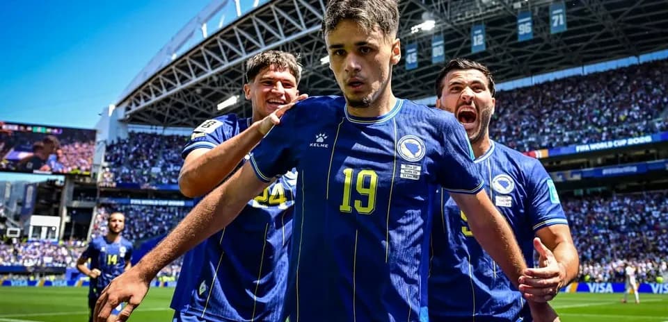 Joueurs de Bosnie célébrant un but lors d'un match