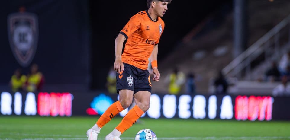 Joueur d'Orange County SC avec le ballon