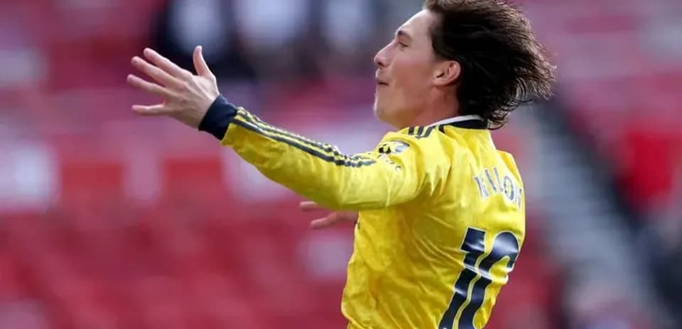 Joueur célébrant un but sur le terrain de football