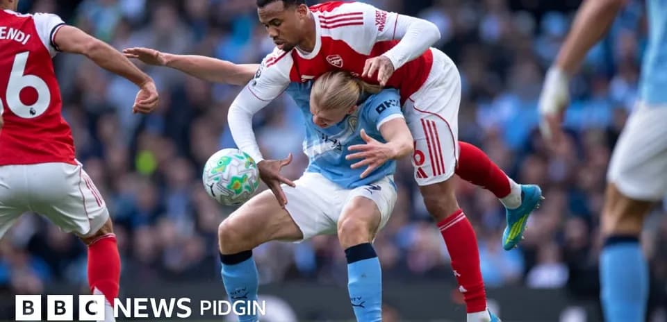 Joueur d'Arsenal plaquant un joueur de Manchester City