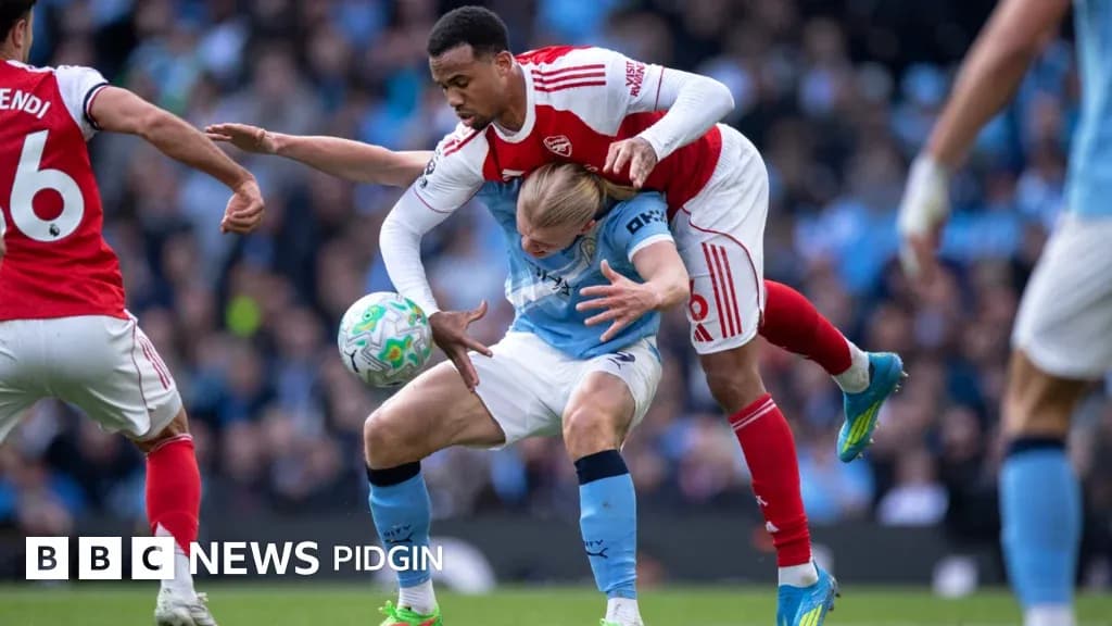 Joueur d'Arsenal plaquant un joueur de Manchester City
