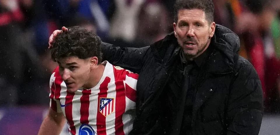 Joueur d'Atlético aidé par l'entraîneur sur le terrain