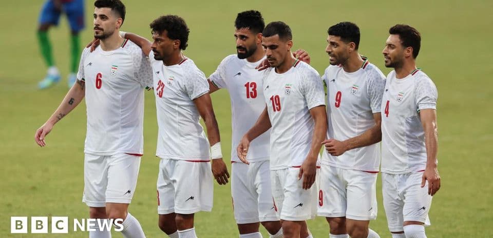 Joueurs iraniens se regroupent sur le terrain