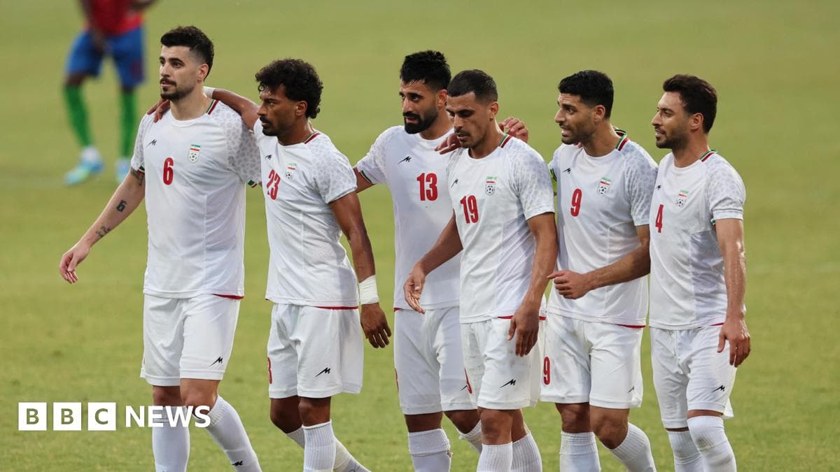 Joueurs iraniens se regroupent sur le terrain