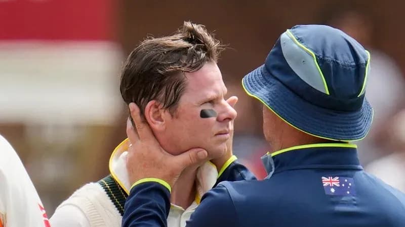Un joueur de cricket reçoit des conseils de son entraîneur