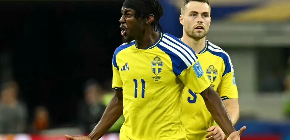 Joueur suédois célébrant avec coéquipier pendant match