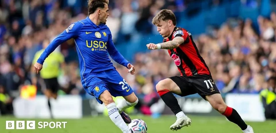 Joueur en bleu dribblant un adversaire en rouge