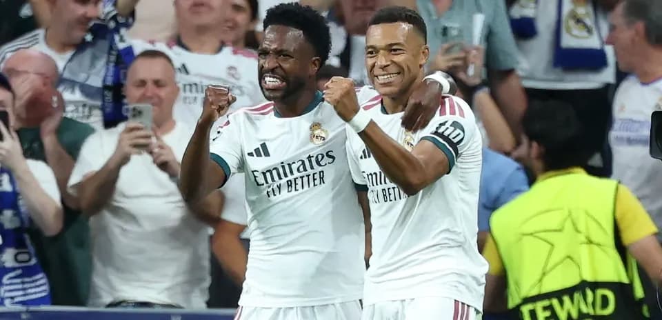 Joueurs du Real Madrid célébrant un but ensemble
