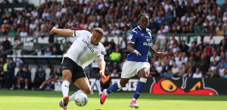 Joueur de Derby County dribblant un adversaire de Cardiff City