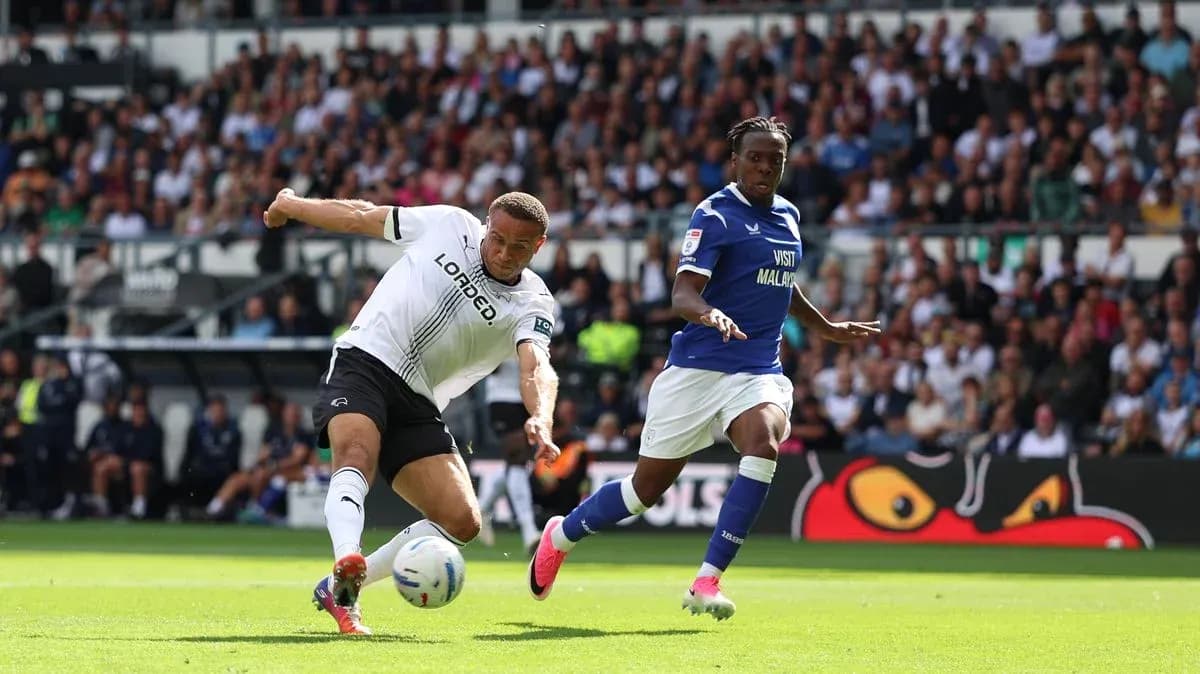 Joueur de Derby County dribblant un adversaire de Cardiff City