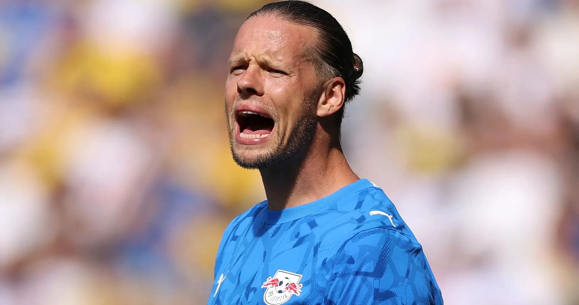 Gardien de but criant sur le terrain de football