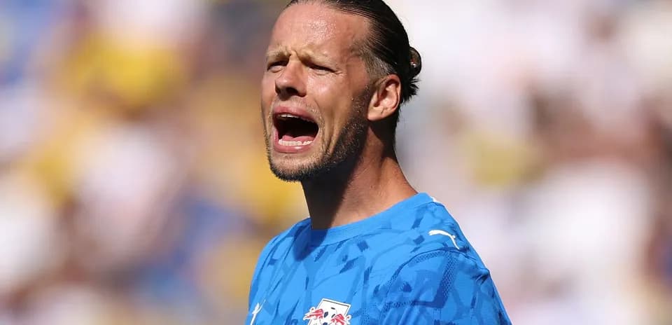 Gardien de but criant sur le terrain de football