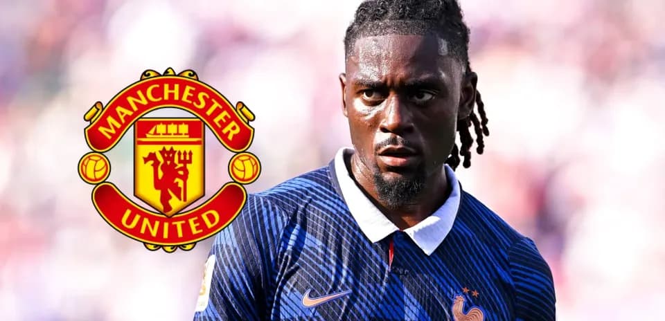 Joueur en tenue de France avec logo Manchester United