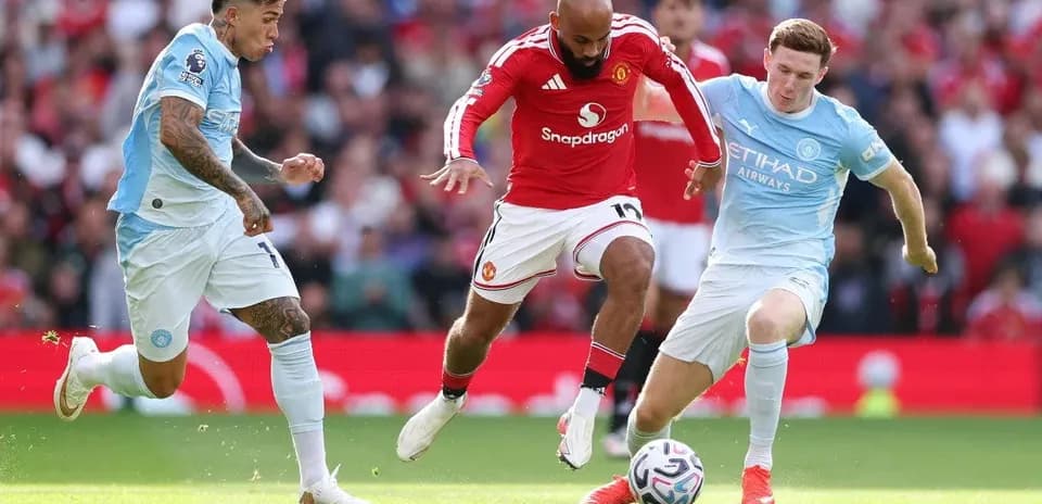 Trois joueurs en action lors d'un match de football
