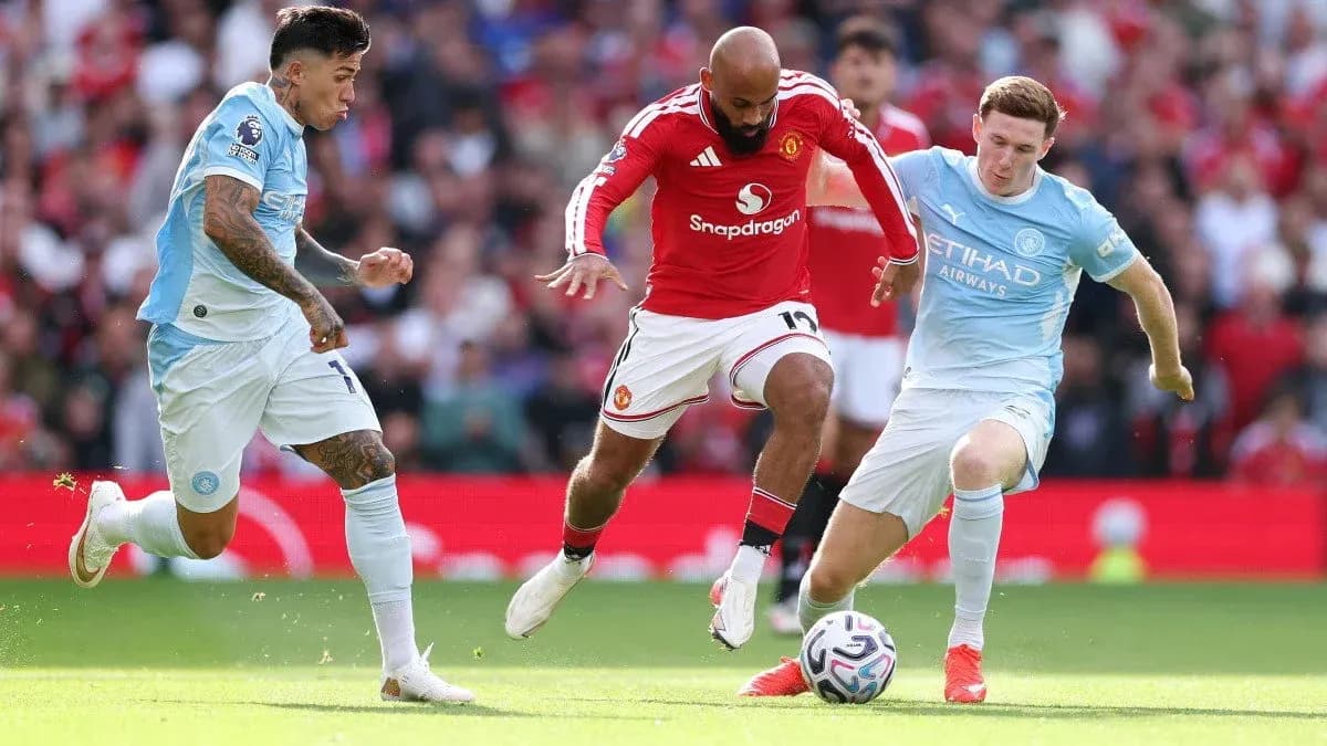 Trois joueurs en action lors d'un match de football