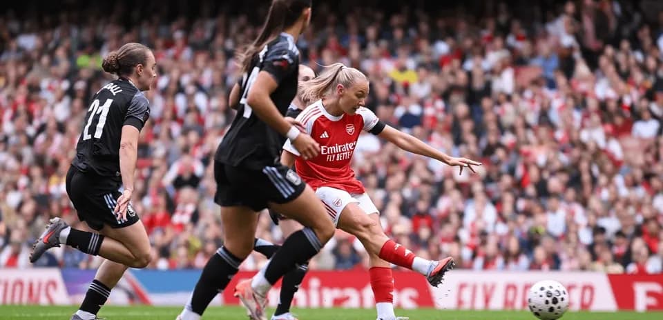 Joueuse d'Arsenal tirant au but contre Aston Villa