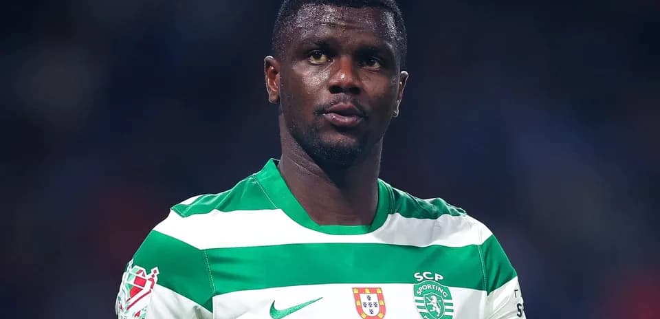 Joueur de football en maillot vert et blanc