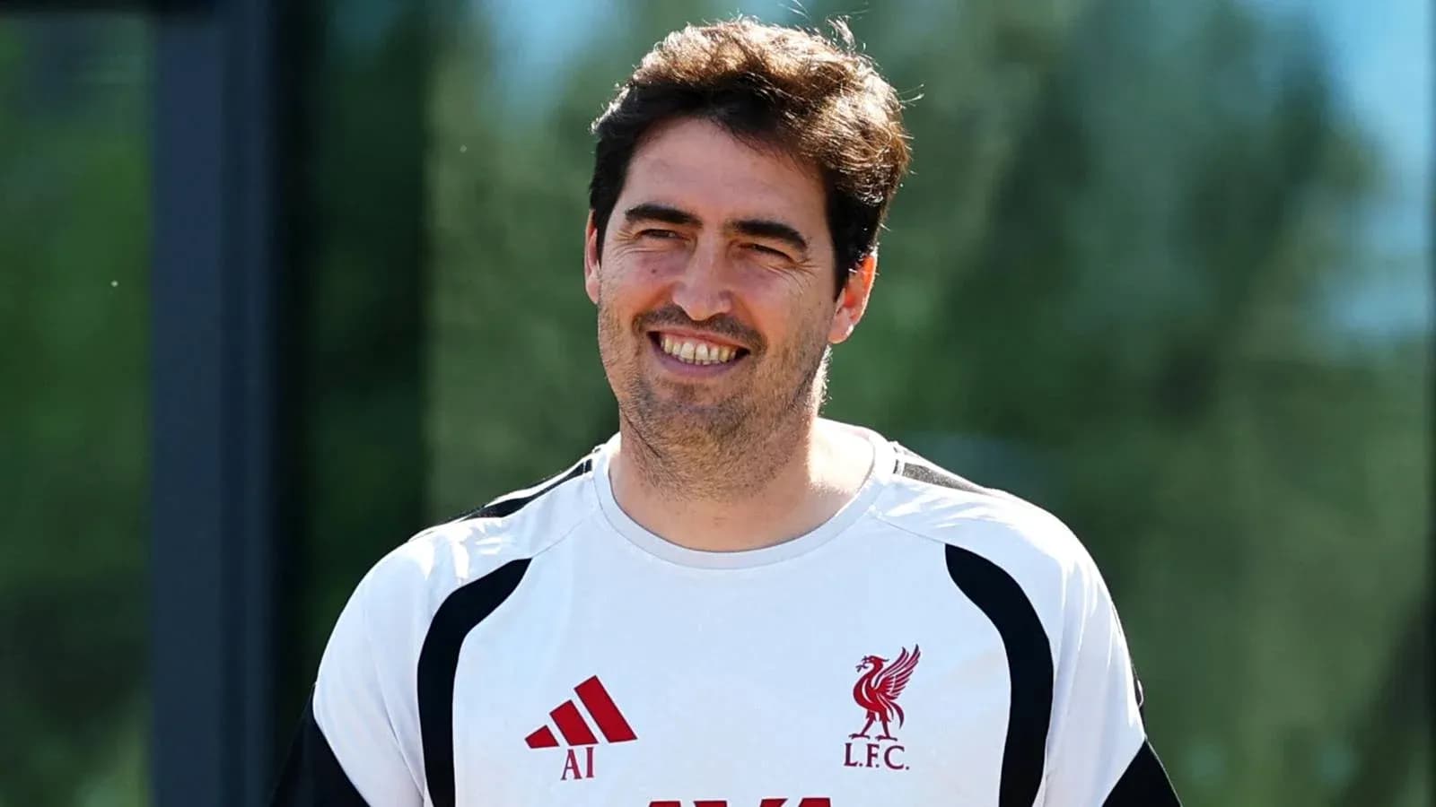 Entraîneur de Liverpool souriant lors d'une séance