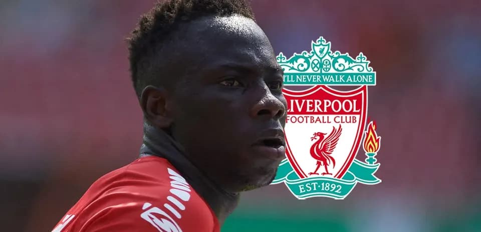 Joueur de Liverpool en maillot rouge avec logo du club