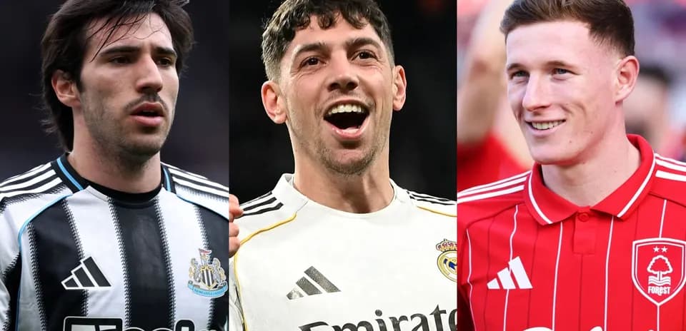 Trois joueurs en tenue de football sur fond neutre