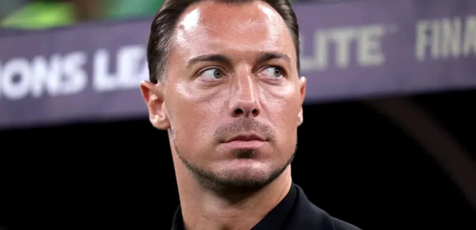 Entraîneur observant le match depuis le banc