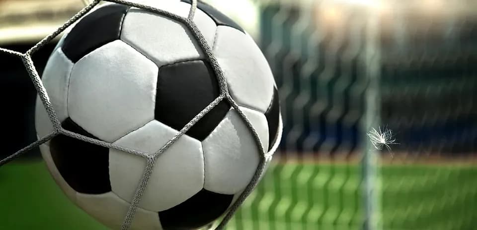Ball de football dans le filet de but