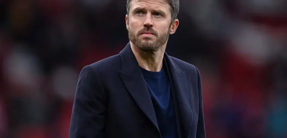 Entraîneur observant le match depuis la ligne de touche