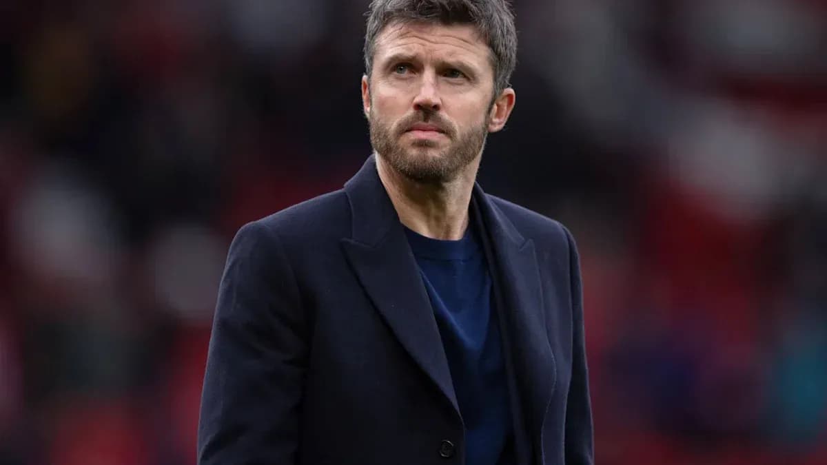 Entraîneur observant le match depuis la ligne de touche