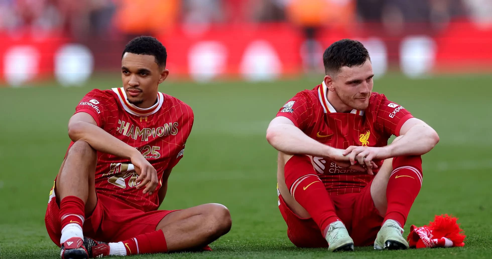 Joueurs de Liverpool assis sur le terrain après le match