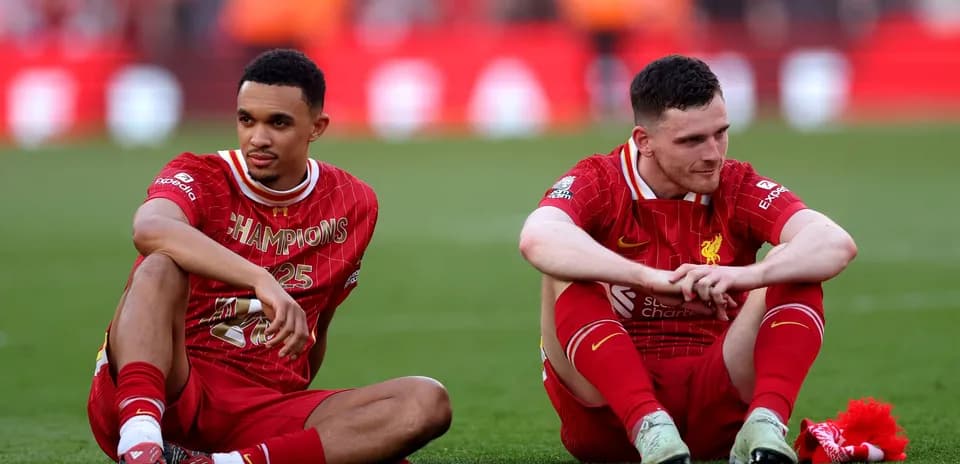 Joueurs de Liverpool assis sur le terrain après le match