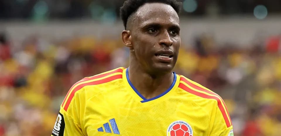 Joueur en maillot jaune de la Colombie sur le terrain