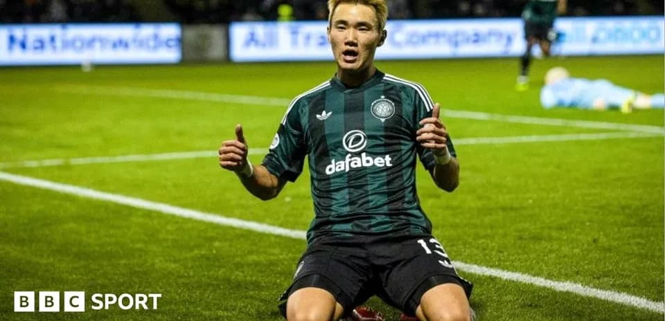 Joueur célébrant un but sur le terrain