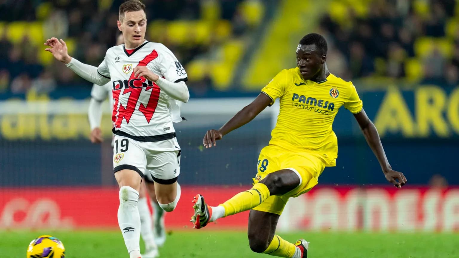 Un joueur de Villarreal en action contre Rayo Vallecano