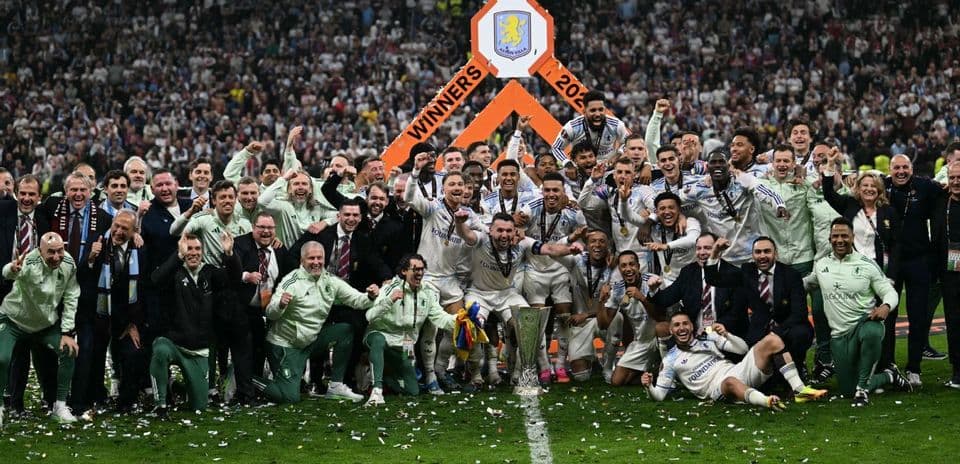 Équipe célébrant la victoire avec le trophée