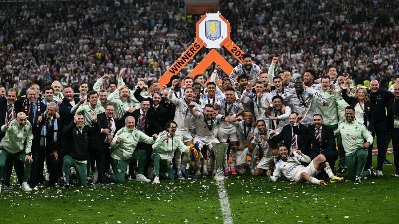 Équipe célébrant la victoire avec le trophée