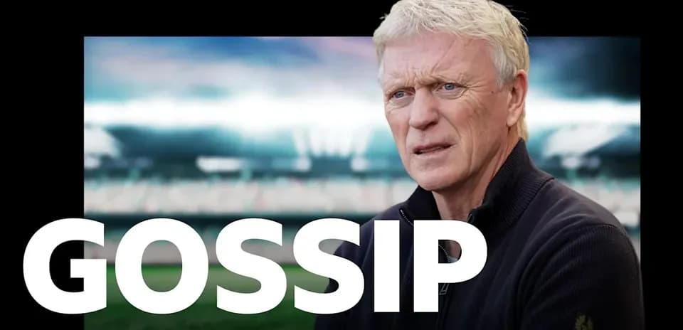 Entraîneur parlant devant un stade de football
