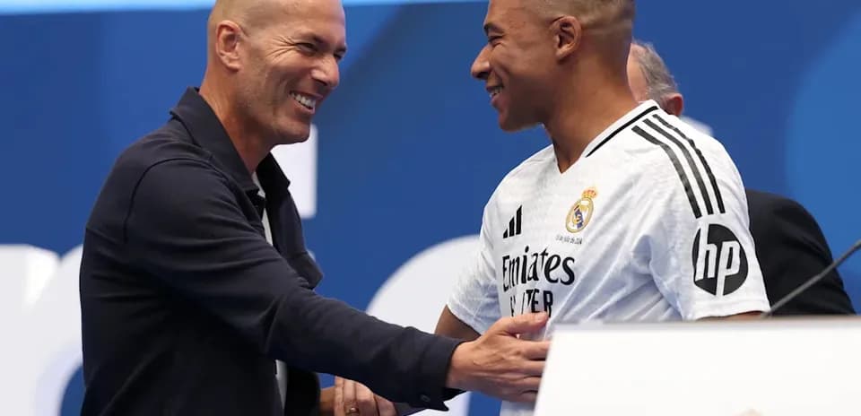Zinedine Zidane et Kylian Mbappé lors d'une cérémonie