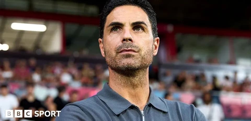 Entraîneur observant le match depuis la ligne de touche