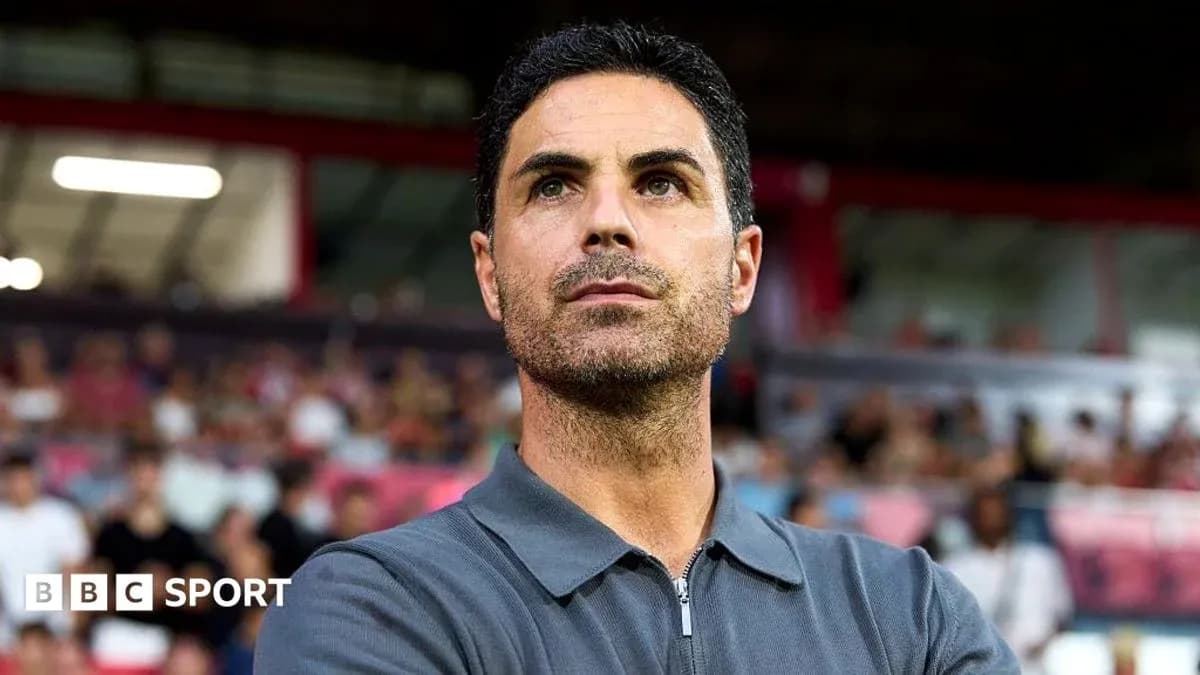 Entraîneur observant le match depuis la ligne de touche