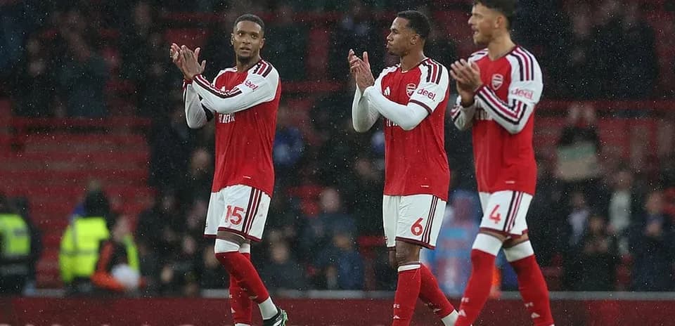 Trois joueurs d'Arsenal applaudissant après le match