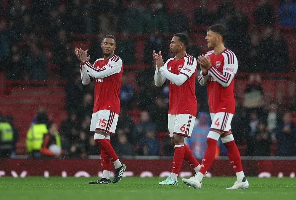Trois joueurs d'Arsenal applaudissant après le match