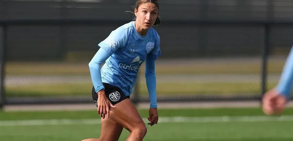 Joueuse s'entraînant sur le terrain de football