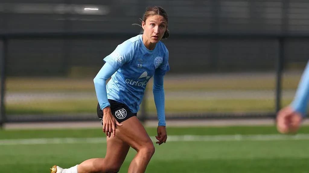 Joueuse s'entraînant sur le terrain de football