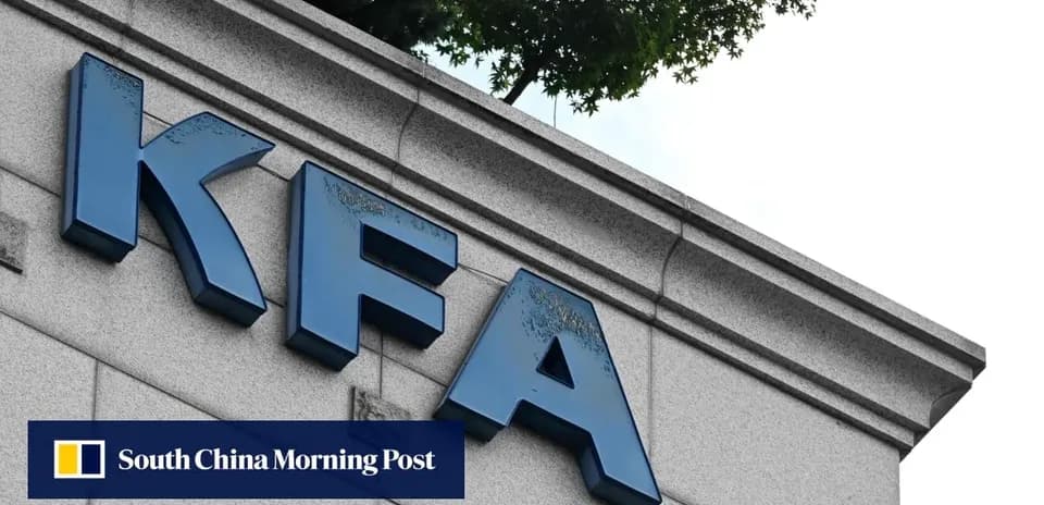 Panneau avec les lettres KFA sur un bâtiment