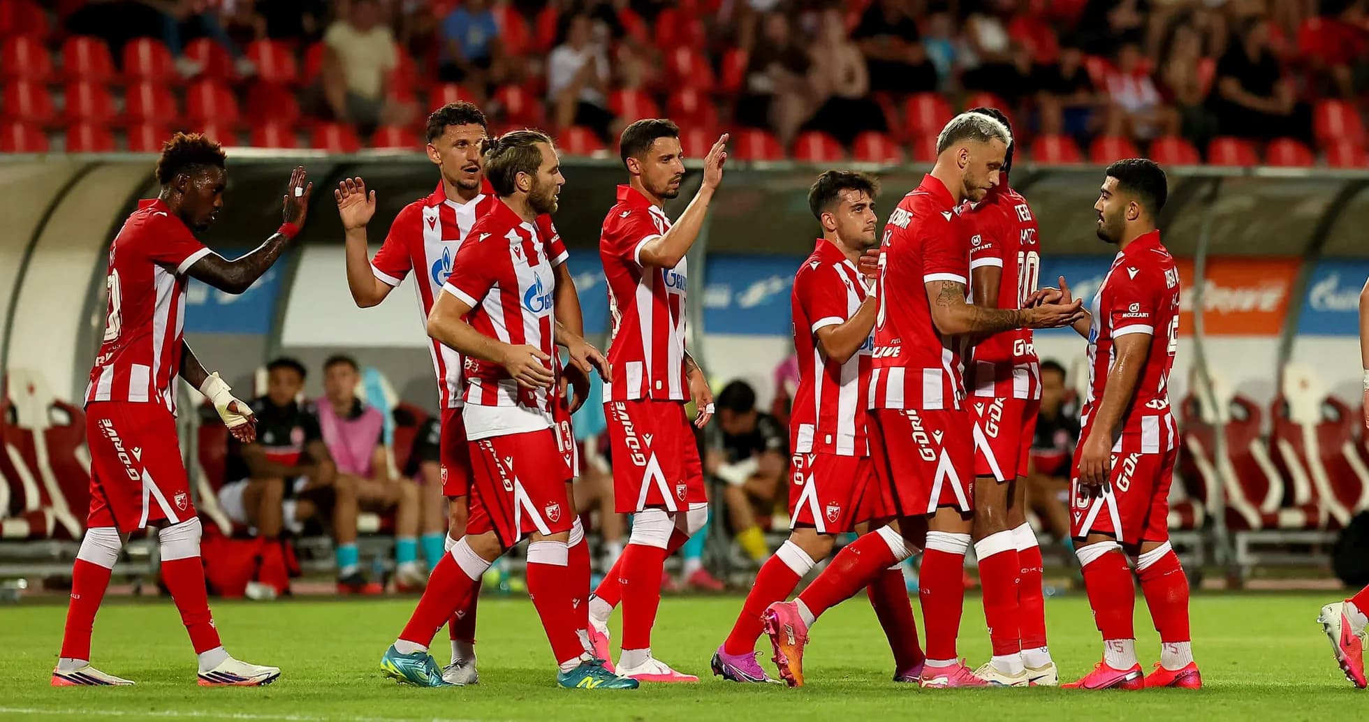 Joueurs de FK Crvena Zvezda célébrant un but