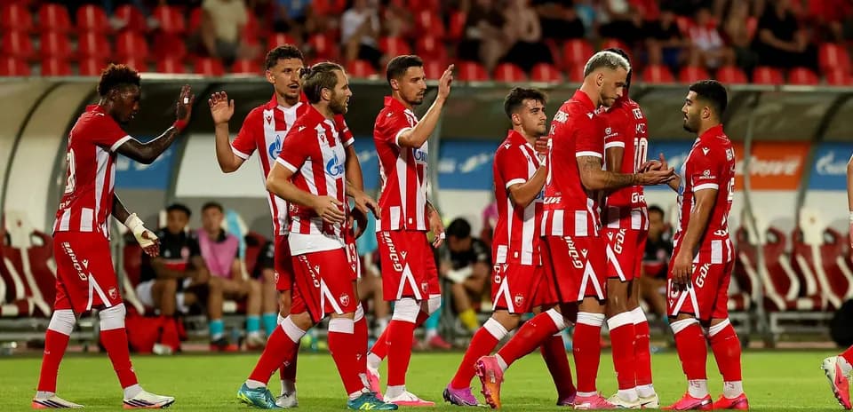 Joueurs de FK Crvena Zvezda célébrant un but