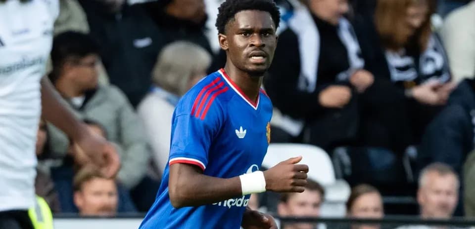 Joueur en maillot bleu courant sur le terrain